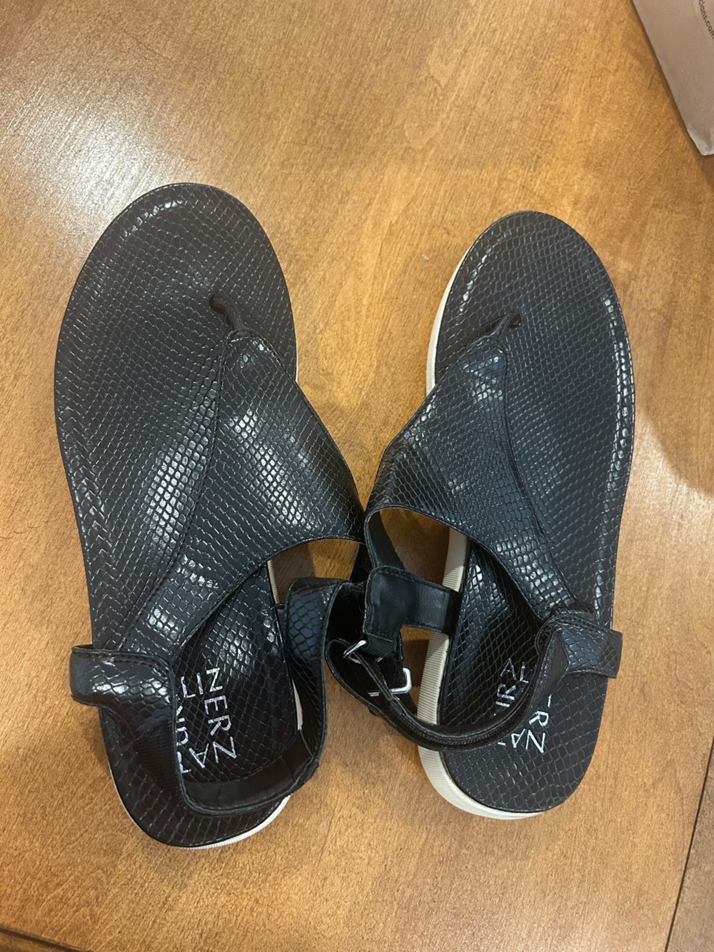 Naturalizer size 8.5 cushioned sandals